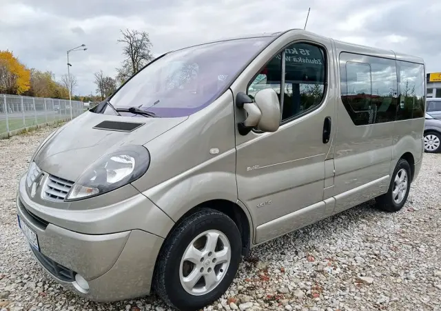 RENAULT Trafic FAP Passenger Black Edition
