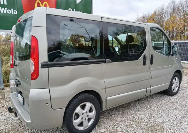 RENAULT Trafic FAP Passenger Black Edition