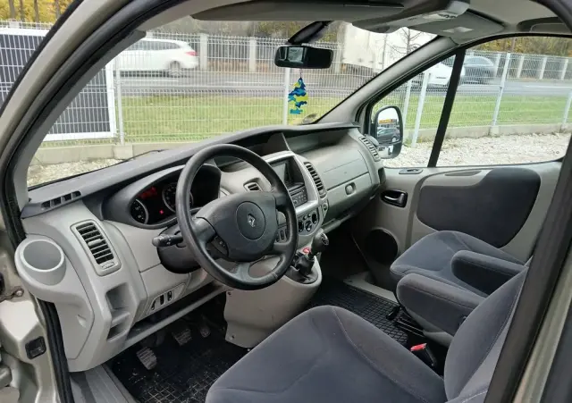 RENAULT Trafic FAP Passenger Black Edition