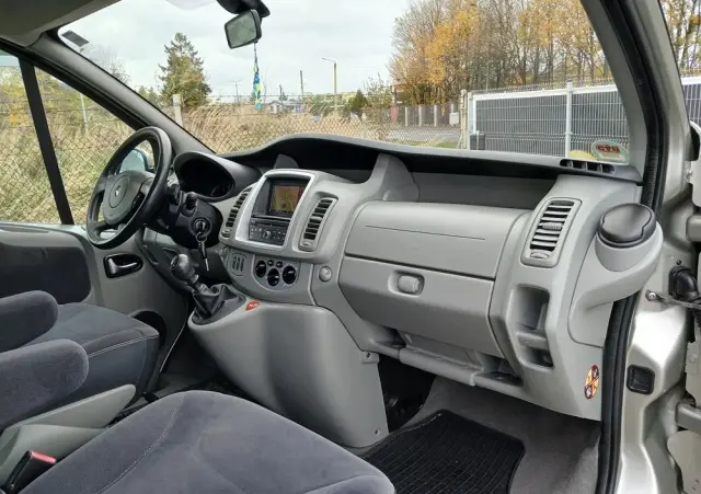 RENAULT Trafic FAP Passenger Black Edition