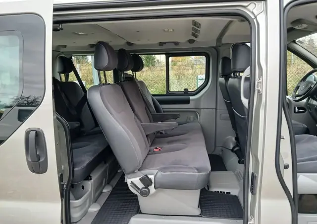 RENAULT Trafic FAP Passenger Black Edition