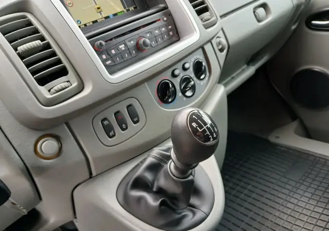 RENAULT Trafic FAP Passenger Black Edition