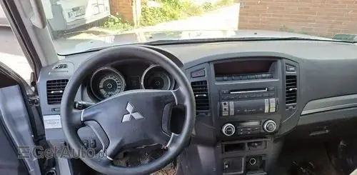 MITSUBISHI Pajero 
