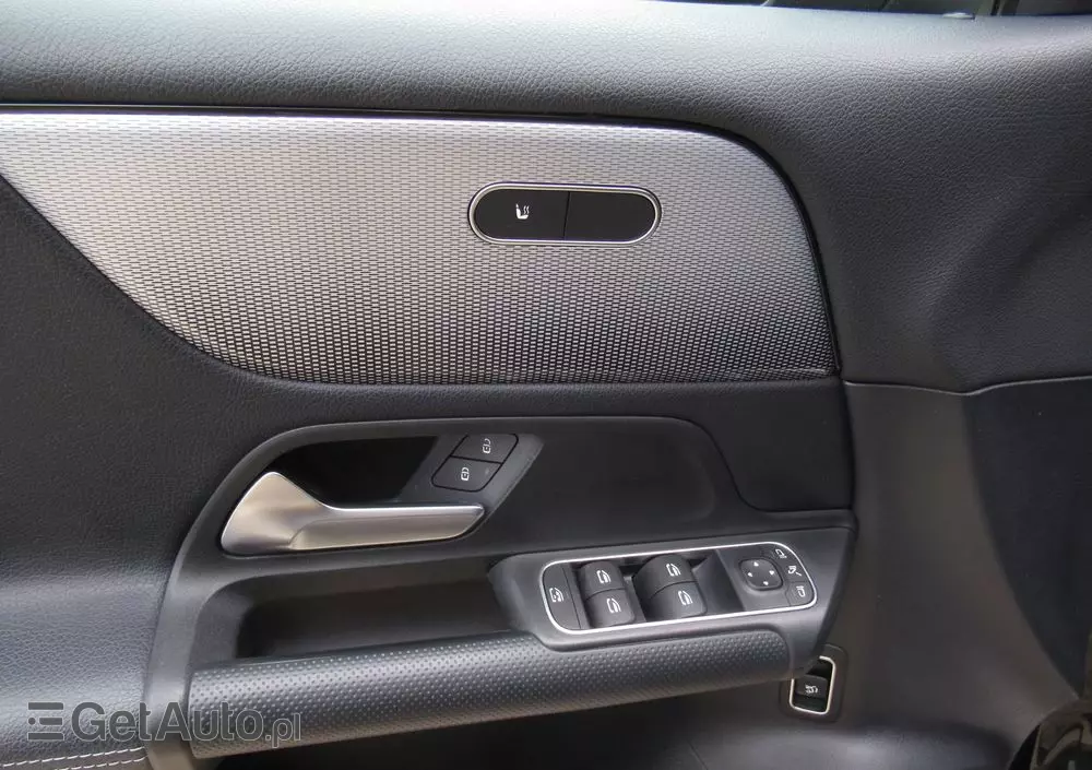 MERCEDES-BENZ GLB 200 7G-DCT