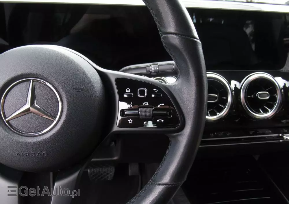 MERCEDES-BENZ GLB 200 7G-DCT