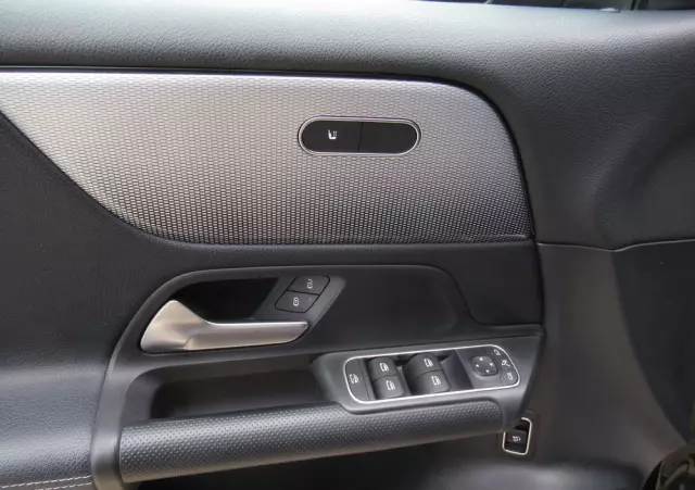 MERCEDES-BENZ GLB 200 7G-DCT