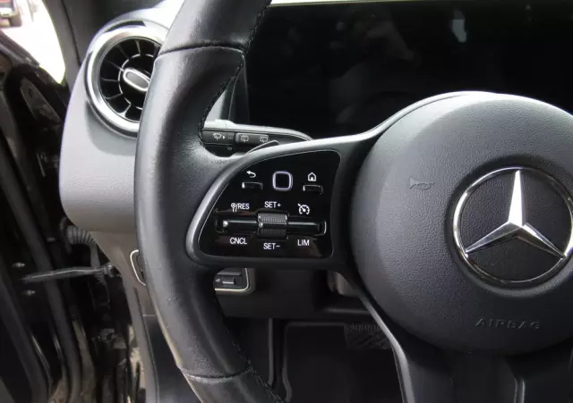 MERCEDES-BENZ GLB 200 7G-DCT