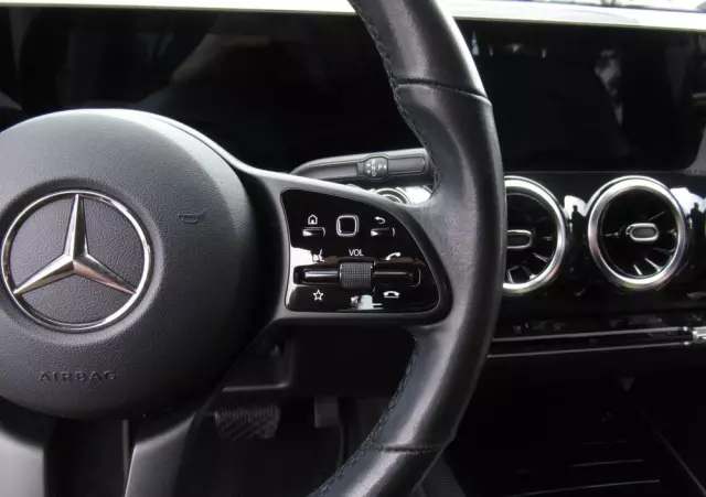 MERCEDES-BENZ GLB 200 7G-DCT