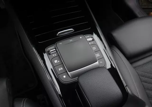 MERCEDES-BENZ GLB 200 7G-DCT