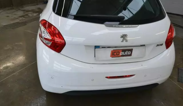PEUGEOT 208 