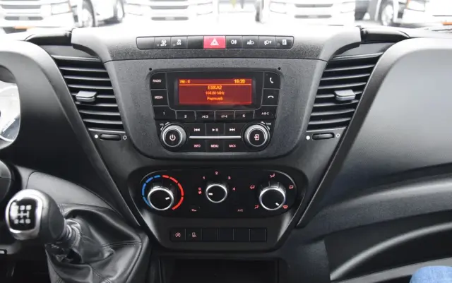 IVECO DAILY 35S12 / 2.3 - 120 KM / DOSTAWCZE / BLASZAK / KLIMA / TEMPOMAT / KLIMA / TRYB CITY / SERWISOWANY / SPROWADZONY Z NIEMIEC 