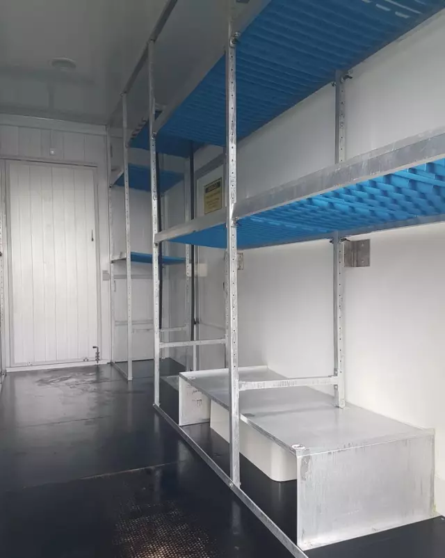 IVECO DAILY KONTENER NISKOPODŁOGOWY 4,43x2,23x2,42 SKLEP FOODTRUCK BAR KLIMA KONIOWÓZ KAMPER 