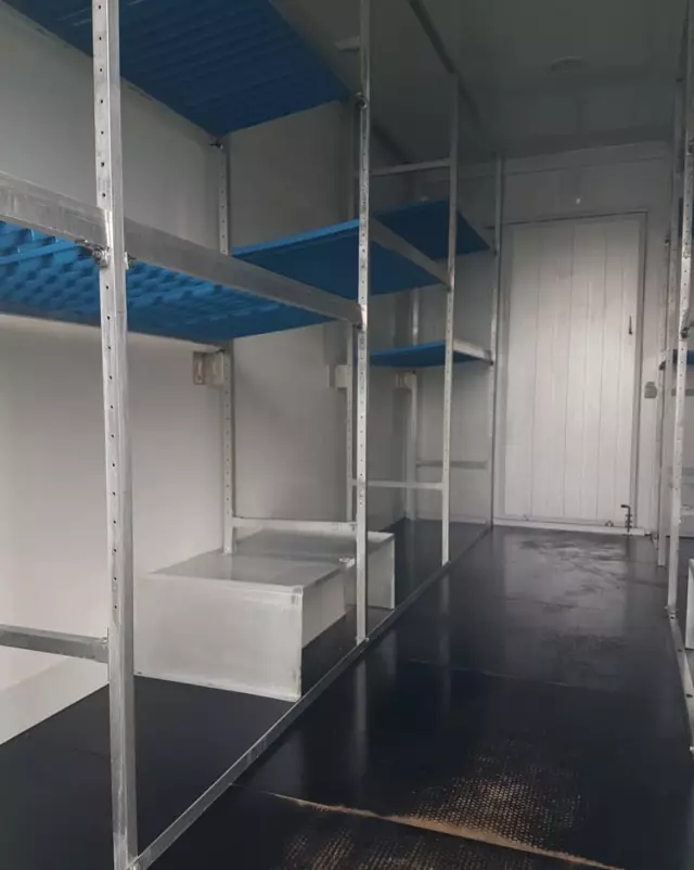 IVECO DAILY KONTENER NISKOPODŁOGOWY 4,43x2,23x2,42 SKLEP FOODTRUCK BAR KLIMA KONIOWÓZ KAMPER 