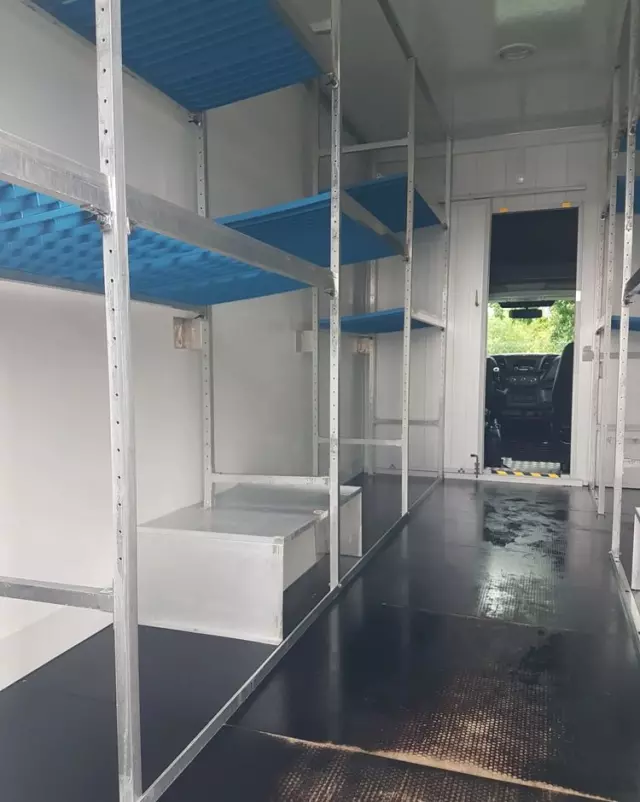 IVECO DAILY KONTENER NISKOPODŁOGOWY 4,43x2,23x2,42 SKLEP FOODTRUCK BAR KLIMA KONIOWÓZ KAMPER 