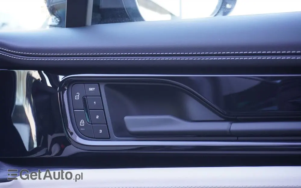 PORSCHE Panamera 4