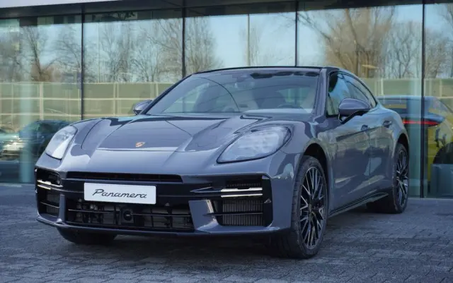 PORSCHE Panamera 4