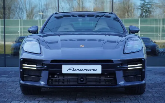 PORSCHE Panamera 4