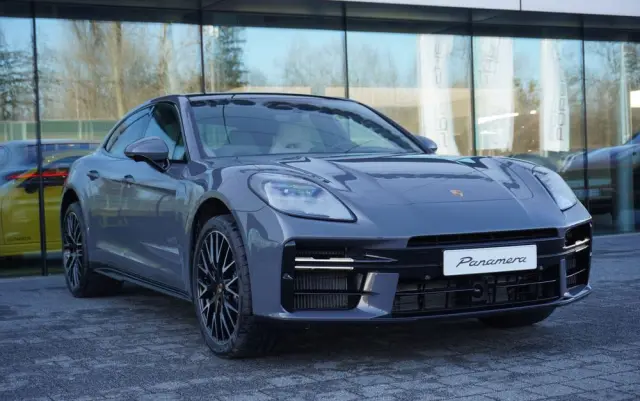 PORSCHE Panamera 4