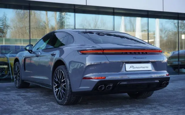 PORSCHE Panamera 4