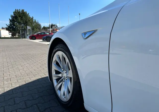 TESLA Model S 90 D