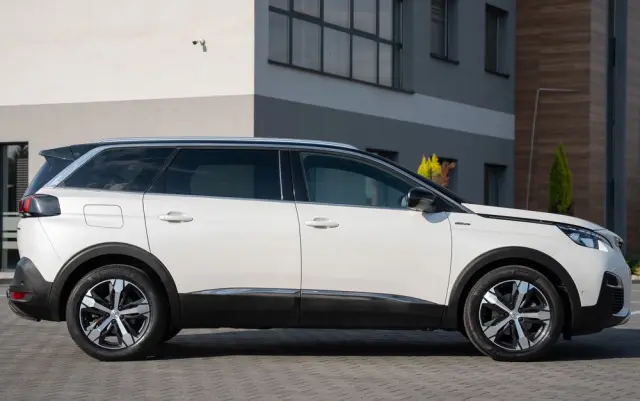 PEUGEOT 5008 