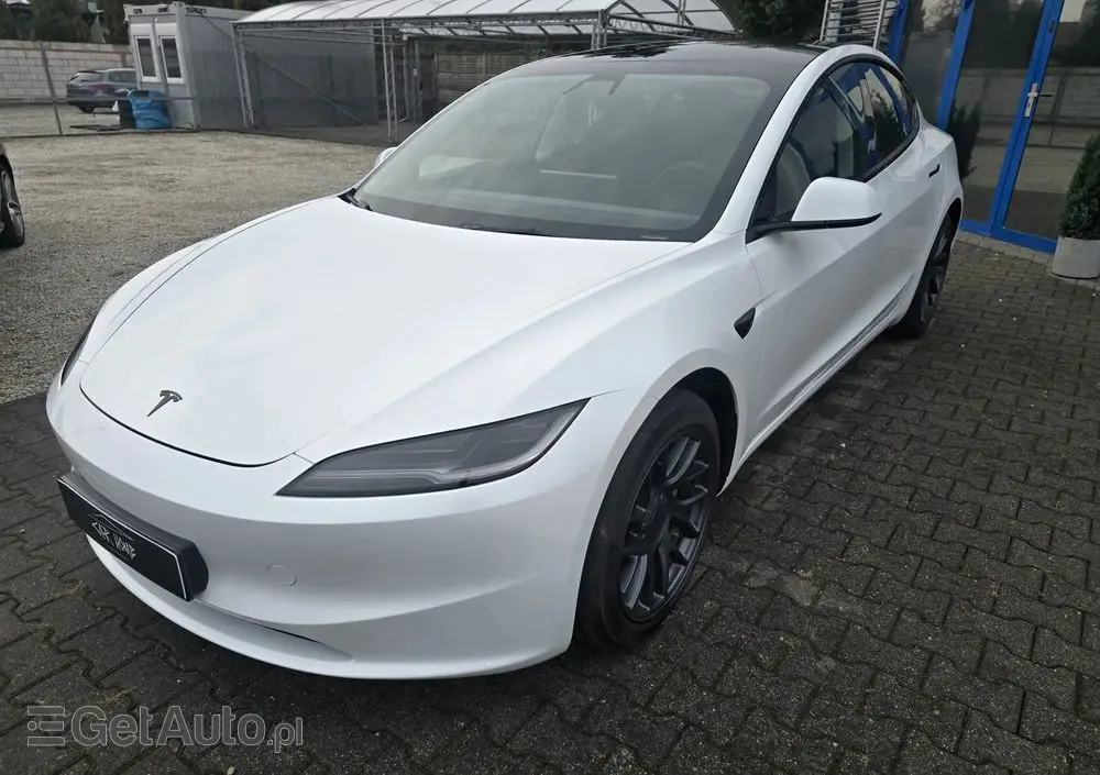 TESLA Model 3 