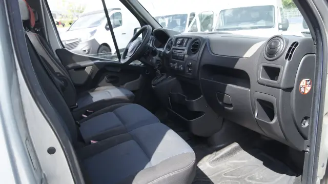 RENAULT Master 9 osobowy