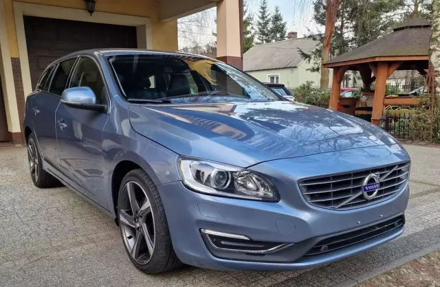 VOLVO V60 