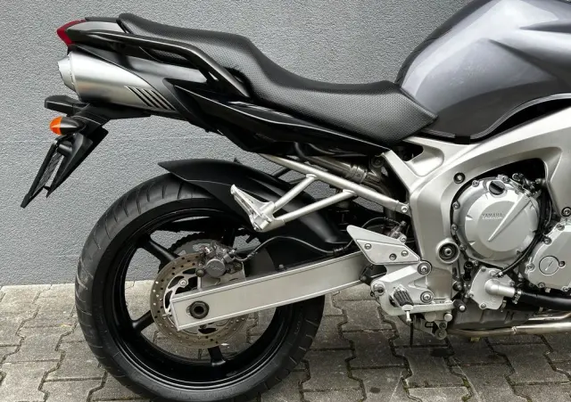 YAMAHA FZ6 
