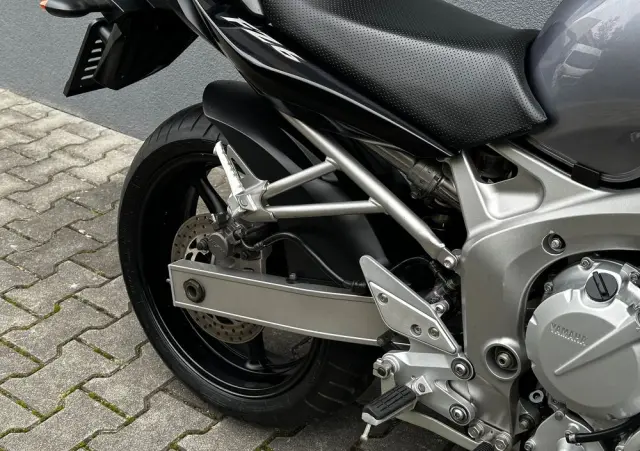 YAMAHA FZ6 