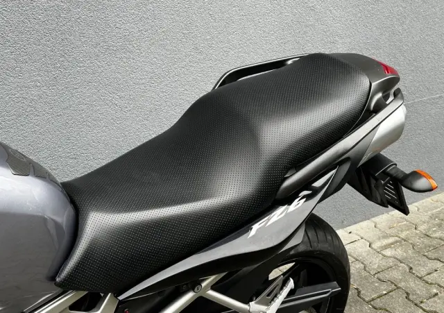 YAMAHA FZ6 