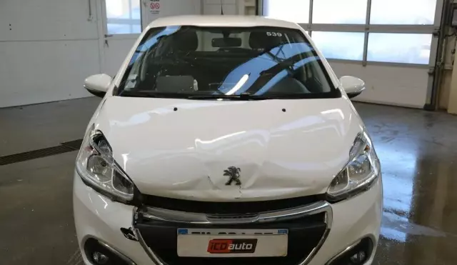 PEUGEOT 208 