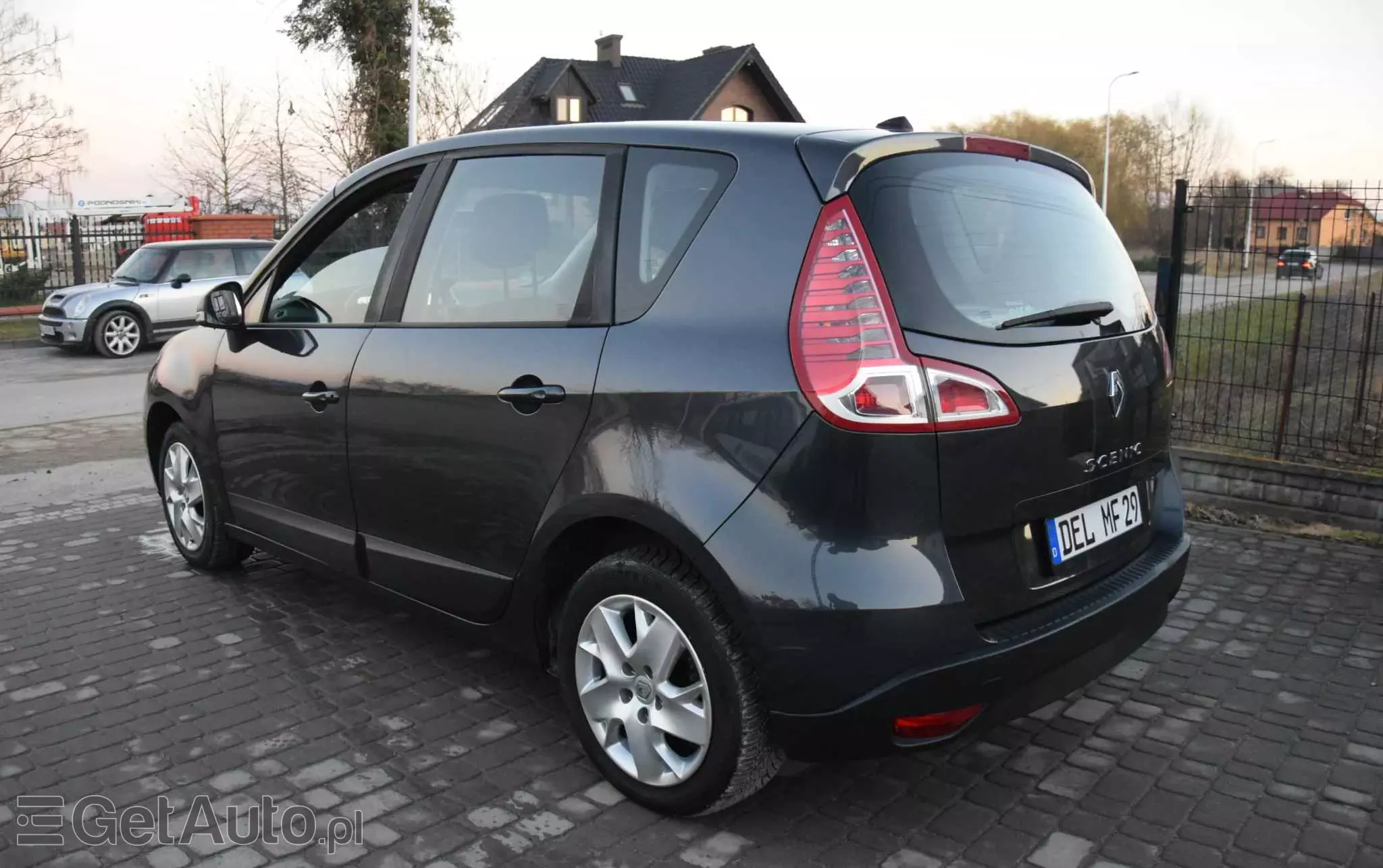 RENAULT Scenic 1.6 16V 110 TomTom Edition