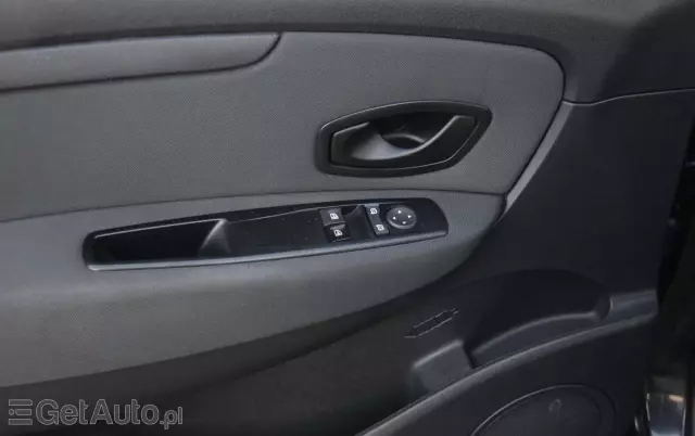 RENAULT Scenic 1.6 16V 110 TomTom Edition