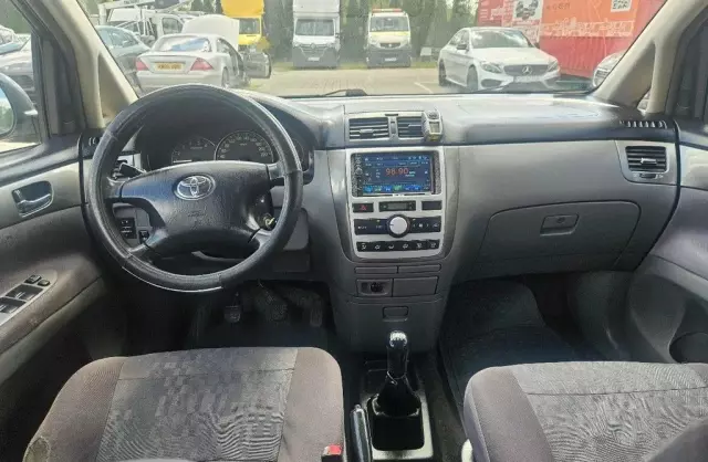 TOYOTA Avensis Verso 