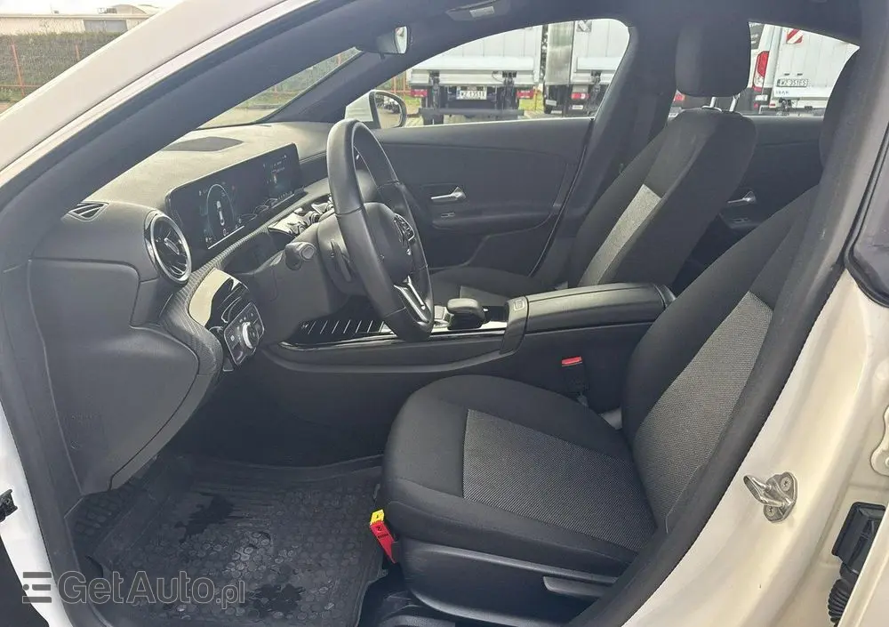 MERCEDES-BENZ CLA 180 7G-DCT