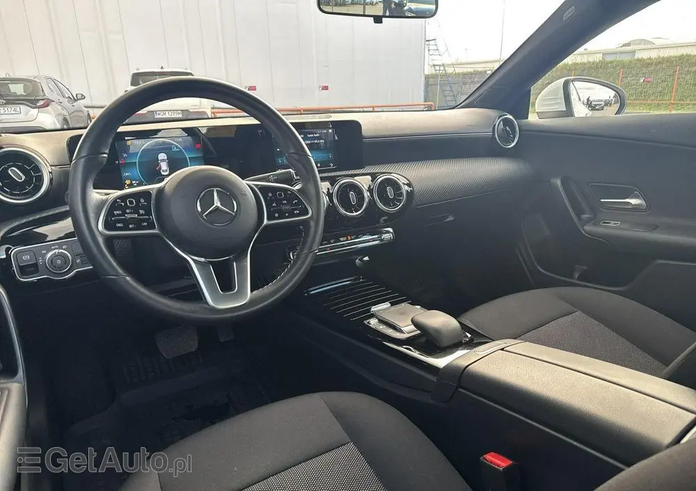 MERCEDES-BENZ CLA 180 7G-DCT