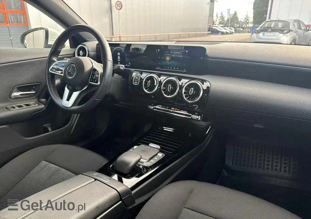 MERCEDES-BENZ CLA 180 7G-DCT