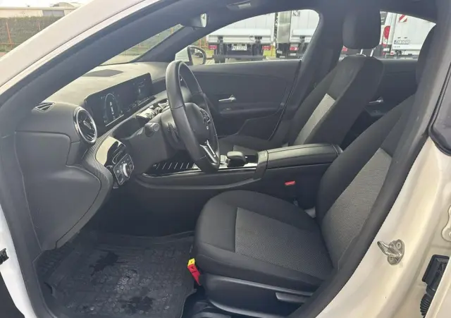 MERCEDES-BENZ CLA 180 7G-DCT