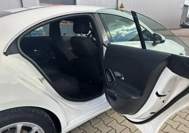 MERCEDES-BENZ CLA 180 7G-DCT