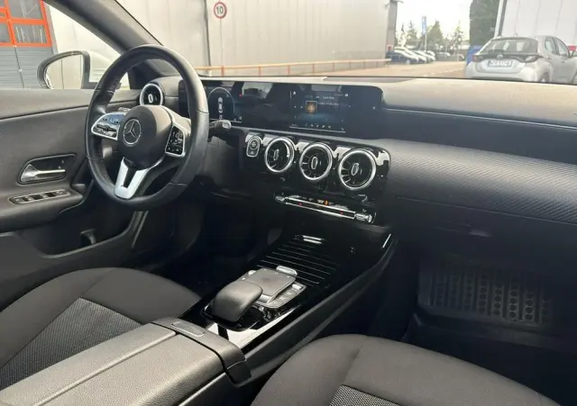 MERCEDES-BENZ CLA 180 7G-DCT