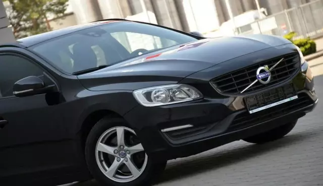 VOLVO V60 