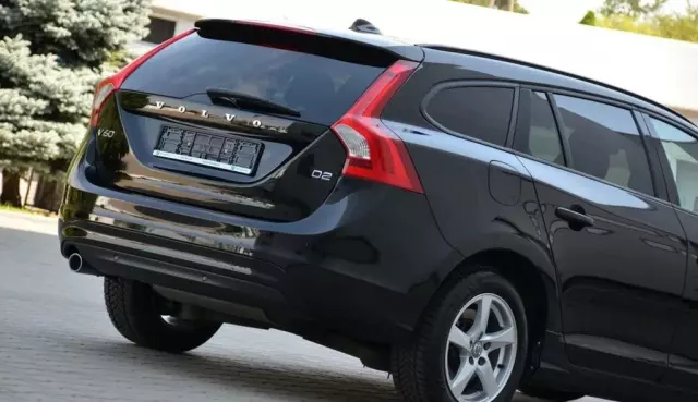 VOLVO V60 