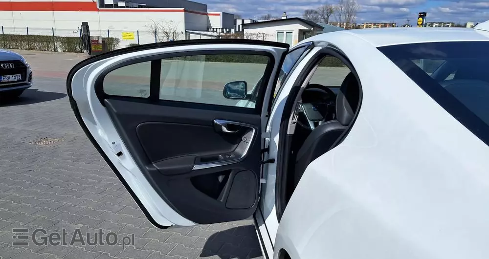 VOLVO S60 D3 Drive-E Dynamic Edition (Kinetic)