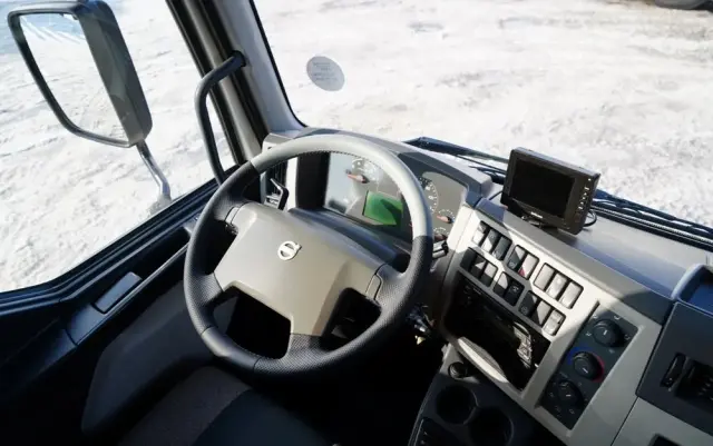 VOLVO FL 280 / 4X2 / SKRZYNIOWY 7,3 M / HDS  HYVA / PILOT / WIDŁY DO PALET  / ROTATOR / EURO 6 