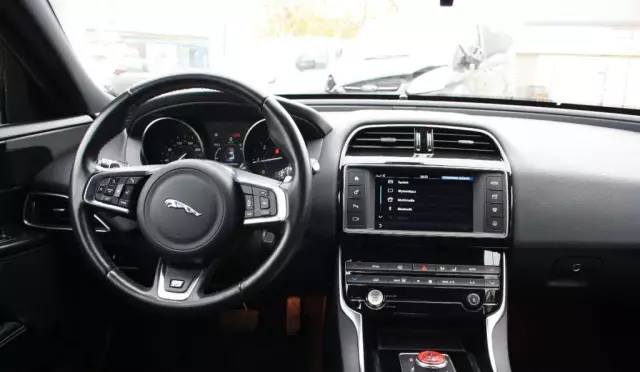 JAGUAR XE 