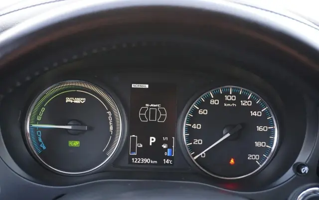 MITSUBISHI Outlander 2.0 4WD Plus