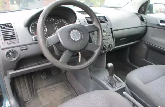VOLKSWAGEN Polo 