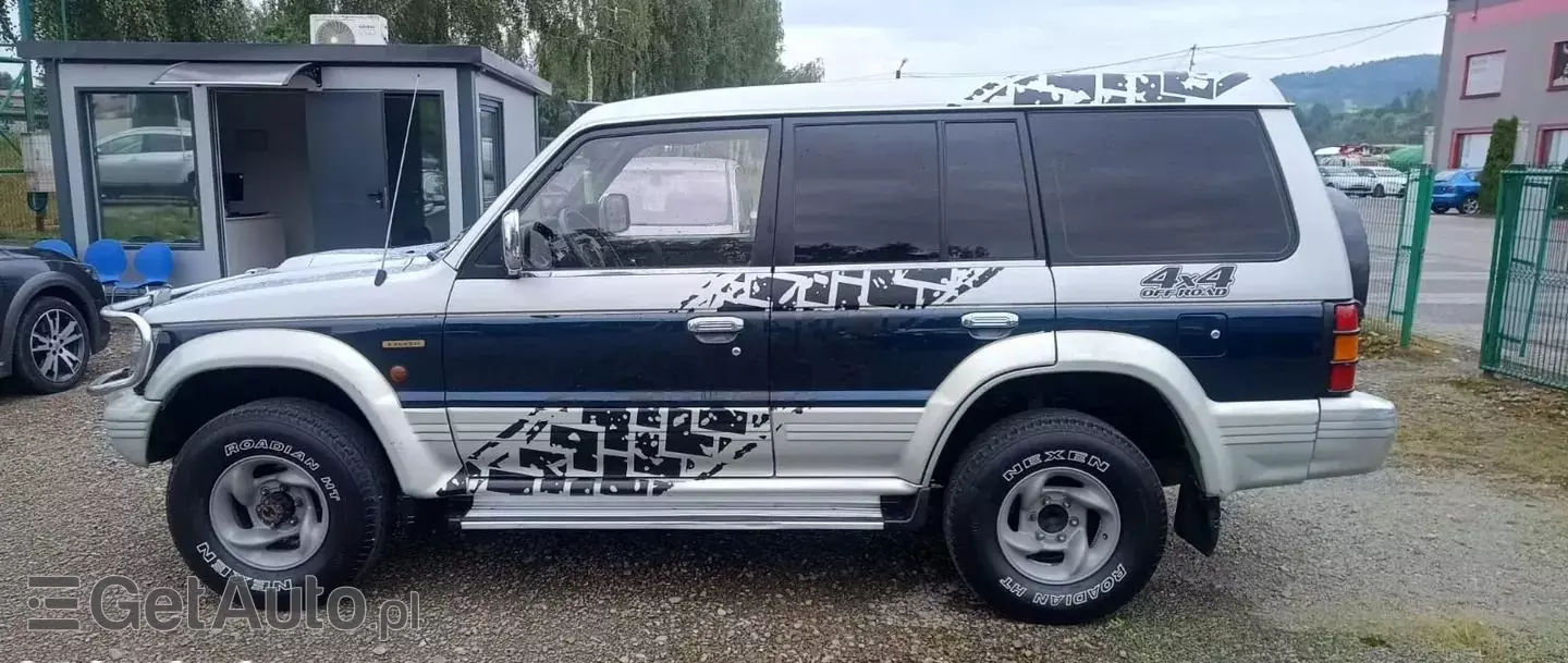MITSUBISHI Pajero 
