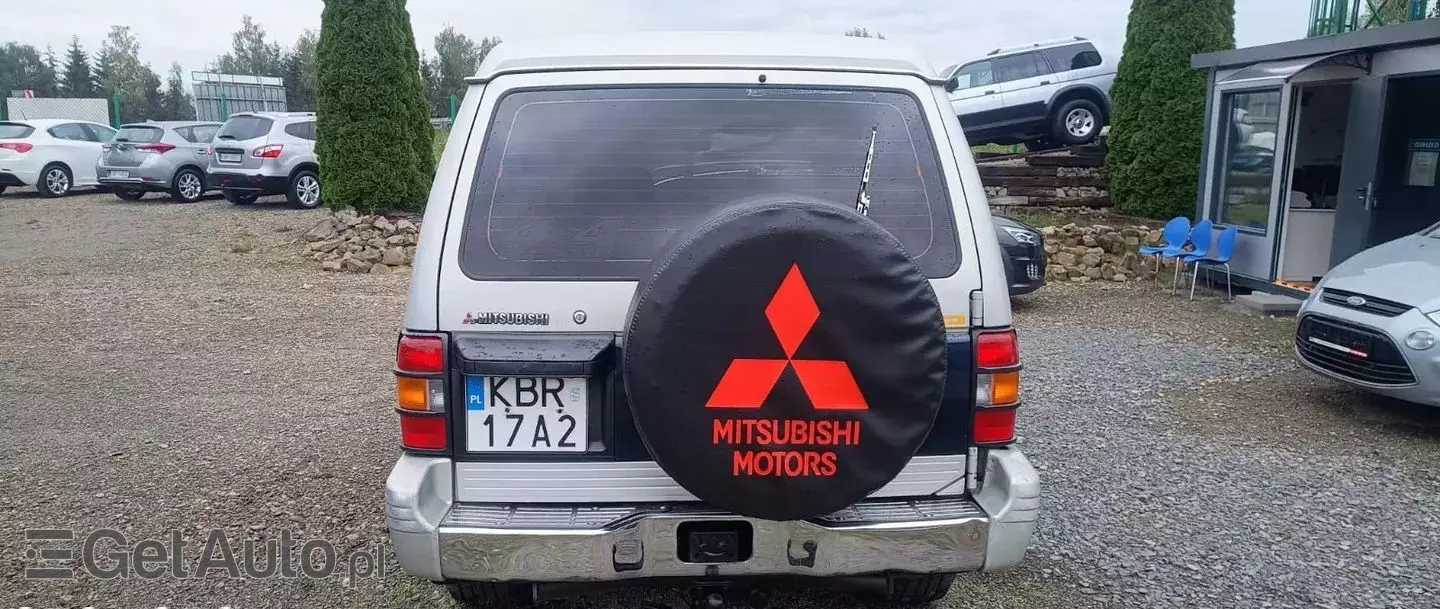 MITSUBISHI Pajero 